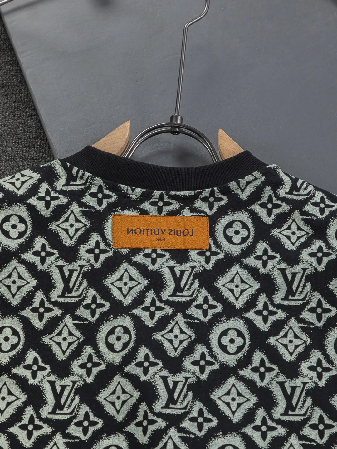 🅿️200 Louis Vuitton 1V LV micro-wide version S-XL LV 26ss new products are available at the counter simultaneously. Multiple craftsmanship, full jacquard presbyopia letter logo printing, round neck short-sleeved T-shirt, same style for men and women! Consigned to one-to-one creation. Synchronized with the official website, pure cotton fabrics at the counter! It is close to the skin and comfortable, durable and easy to wear. It has a classic and simple logo design and meticulous original craftsmanship. Short-sleeves, a must-have item for men, do not appear to be the same for the general public, but must be unique and eye-catching. This LV short-sleeve is all about quality, comfort, the same shape and fashion as always, including fabrics and cutting techniques. All of them have been made with great effort! 320 grams of washed pure cotton fabric, pure cotton is breathable, very refreshing and comfortable for daily wear. The rib knitting on the neckline is smooth and tight, and the neckline will not be skewed if you toss it at will. The loose version, you will find that it looks really good on the upper body. The overall is minimalist and neat, super versatile for daily use! Pair it casually with a pair of pants for a youthful look. A T-shirt will make your outfit crazy. It is a fashionable item that can never go wrong! Color: Black White Size: S-XL Size chart: S: Shoulder width 50-Bust 56-Length 70 M: Shoulder width 52-Bust 57-Length 72 L: Shoulder width 54-Bust 59-Length 74 XL: Shoulder width 56-Bust 62-Length 76